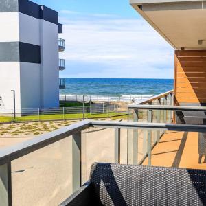 balcón con vistas a la playa y al océano en Widok na Morze Apartament przy plaży Premium by STAYLY, en Dziwnów
