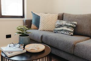 uma sala de estar com um sofá e uma mesa em Ceduna Foreshore Caravan Park em Ceduna