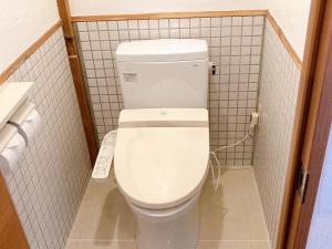 uma casa de banho com um WC branco numa cabina em YUPOPPO Hakone em Hakone