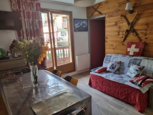 a living room with a cross on the wall at Agréable appartement de 6 pers au pieds des pistes ,wifi gratuit à Saint-Sorlin-d'Arves labelise 3 étoiles au gîte de France in Saint-Sorlin-dʼArves