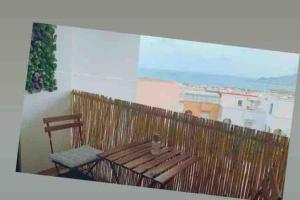 ein Bild von einem Balkon mit einem Tisch und einem Stuhl in der Unterkunft Apartamento Mateo Carboneras in Carboneras