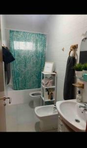 ein Bad mit einem WC und einem Waschbecken in der Unterkunft Apartamento Mateo Carboneras in Carboneras