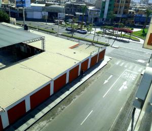 uma vista superior de uma rua com um edifício em Tesoro Suite em Tacna