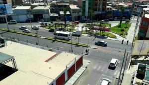 vistas a una calle de la ciudad con coches y un camión en Tesoro Suite en Tacna