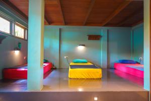 - une chambre avec 2 lits dans l'établissement Pipes Hostel, à Kuta Lombok