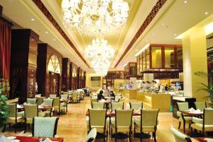 成都宏鼎温德姆至尊豪廷大酒店餐厅或其他用餐的地方