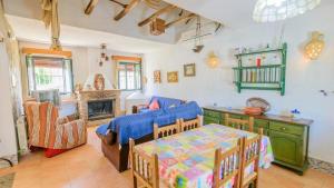 埃爾博斯克的住宿－El Garrotal - El Pan El Bosque by Ruralidays，客厅配有沙发和桌子