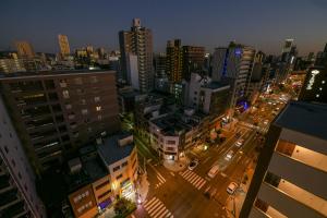 eine Aussicht über eine Stadt in der Nacht in der Unterkunft Nico Hotel in Osaka