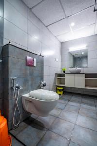 bagno con servizi igienici e lavandino di Kay Pee's Grande a Cochin