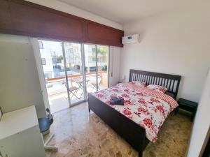 una camera con un letto e una grande finestra di Luxury City Rooms a Larnaka