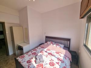 una camera con un letto e un piumone rosso e bianco di Luxury City Rooms a Larnaka