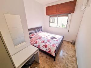 una piccola camera con letto e finestra di Luxury City Rooms a Larnaka