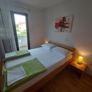 Postel nebo postele na pokoji v ubytování Apartments Mohar II