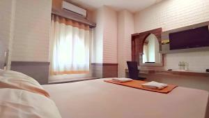 Postelja oz. postelje v sobi nastanitve Hotel Syariah Larismanis