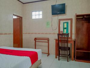 Ένα ή περισσότερα κρεβάτια σε δωμάτιο στο RedDoorz Syariah @ Hotel Sidomulyo Pacitan