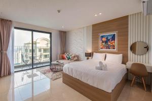een hotelkamer met een groot bed en een balkon bij Vinhomes Dcapital luxury appartment in Hanoi