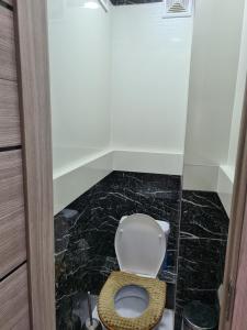 y baño con aseo blanco en una cabina. en 3-х комнатная аппартамент, en Tashkent