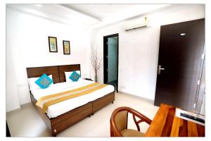 um quarto com uma cama e uma cadeira em Gupta Residency em Noida