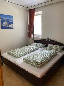 1 Schlafzimmer mit 2 Betten und einem Fenster in der Unterkunft 3-Zimmer Appartement in Zwieselstein (Sölden) in Sölden