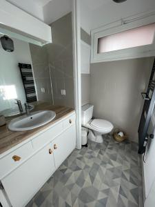 uma casa de banho com um lavatório e um WC em Bel appartement rénové, central et skis aux pieds em Morzine