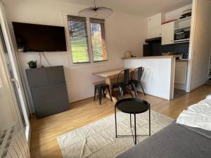 Kuchyňa alebo kuchynka v ubytovaní Bel appartement rénové, central et skis aux pieds