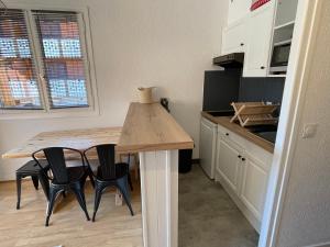 Kuchyňa alebo kuchynka v ubytovaní Bel appartement rénové, central et skis aux pieds