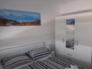 Postel nebo postele na pokoji v ubytování KUPRE - Entry with PIN 0-24 -Sauna - video surveillance 0-24