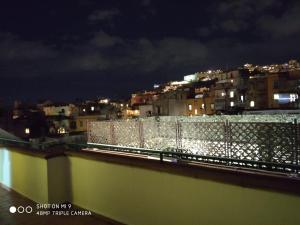 uma vista da cidade à noite em La dimora di bronzo em Nápoles