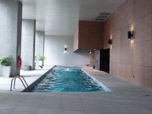 Bazén v ubytování CBD Modern 2B2B Apt, Indoor Pool Sauna, Nice view nebo v jeho okolí