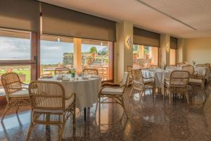 Reštaurácia alebo iné gastronomické zariadenie v ubytovaní Almadraba Park Hotel