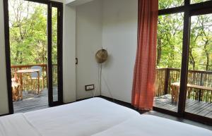 Postel nebo postele na pokoji v ubytování Uravu Bamboo Grove Resort