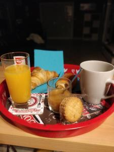 bandeja de comida con bebidas y bollería en una mesa en Chambre d'hôte dans une propriété avec piscine, 