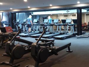 Fitness centrum a/nebo fitness zařízení v ubytování CBD Modern 2B2B Apt, Indoor Pool Sauna, Nice view