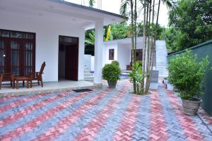 une maison avec un sol coloré devant elle dans l'établissement Ceylon Relax Villa, à Moragalla