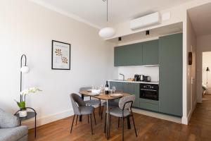 a kitchen and dining room with a table and chairs at Appartement Dify Deruelle - Part Dieu in Lyon