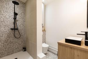 a bathroom with a shower with a toilet and a sink at Appartement Dify Deruelle - Part Dieu in Lyon