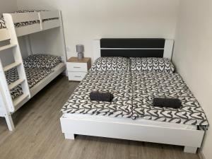 Postel nebo postele na pokoji v ubytování Apartmán u Drahotů
