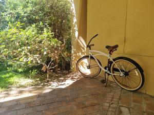 ein Fahrrad wird neben einer Wand geparkt in der Unterkunft Beautiful apartment across from the beach in Kapstadt