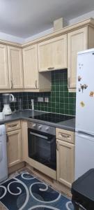 A cozinha ou cozinha compacta de 2 Bedroom Apartment - Greater London