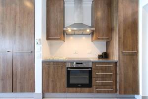 A kitchen or kitchenette at Number 5104 - Contemporary Clifton Apartment