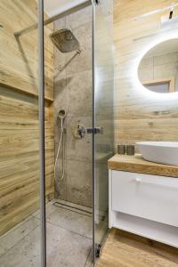 uma casa de banho com um chuveiro e um lavatório. em Apartament Ale Widok em Szczyrk