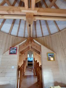 - une vue depuis l'intérieur d'une cabane en bois dotée d'un plafond dans l'établissement Roulottes au pied du Vercors, à Saint-Jean-en-Royans