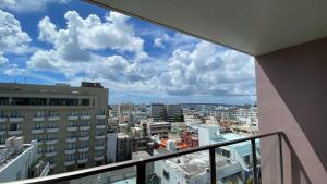 那霸Tabinoteitaku Okinawa Naha 2nd的从阳台上欣赏城市景观