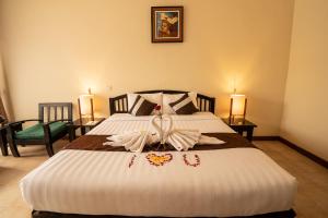 Ein Bett oder Betten in einem Zimmer der Unterkunft New Sunari Lovina Beach Resort