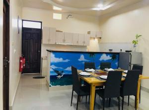 une salle à manger avec une table et des chaises dans une cuisine dans l'établissement LETS GO HURAA, à Huraa