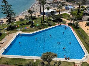Bazén v ubytovaní Apartamento castillo de Santa Clara Sweet&Beach alebo v jeho blízkosti