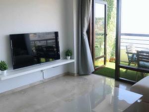 Televízia a/alebo spoločenská miestnosť v ubytovaní Apartamento castillo de Santa Clara Sweet&Beach