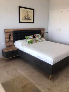 Posteľ alebo postele v izbe v ubytovaní Apartamento castillo de Santa Clara Sweet&Beach