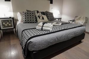 sypialnia z dużym łóżkiem z poduszkami w obiekcie Villa Cantoni w mieście Castelfranco Emilia