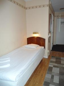 Säng eller sängar i ett rum på Abrins Hotel